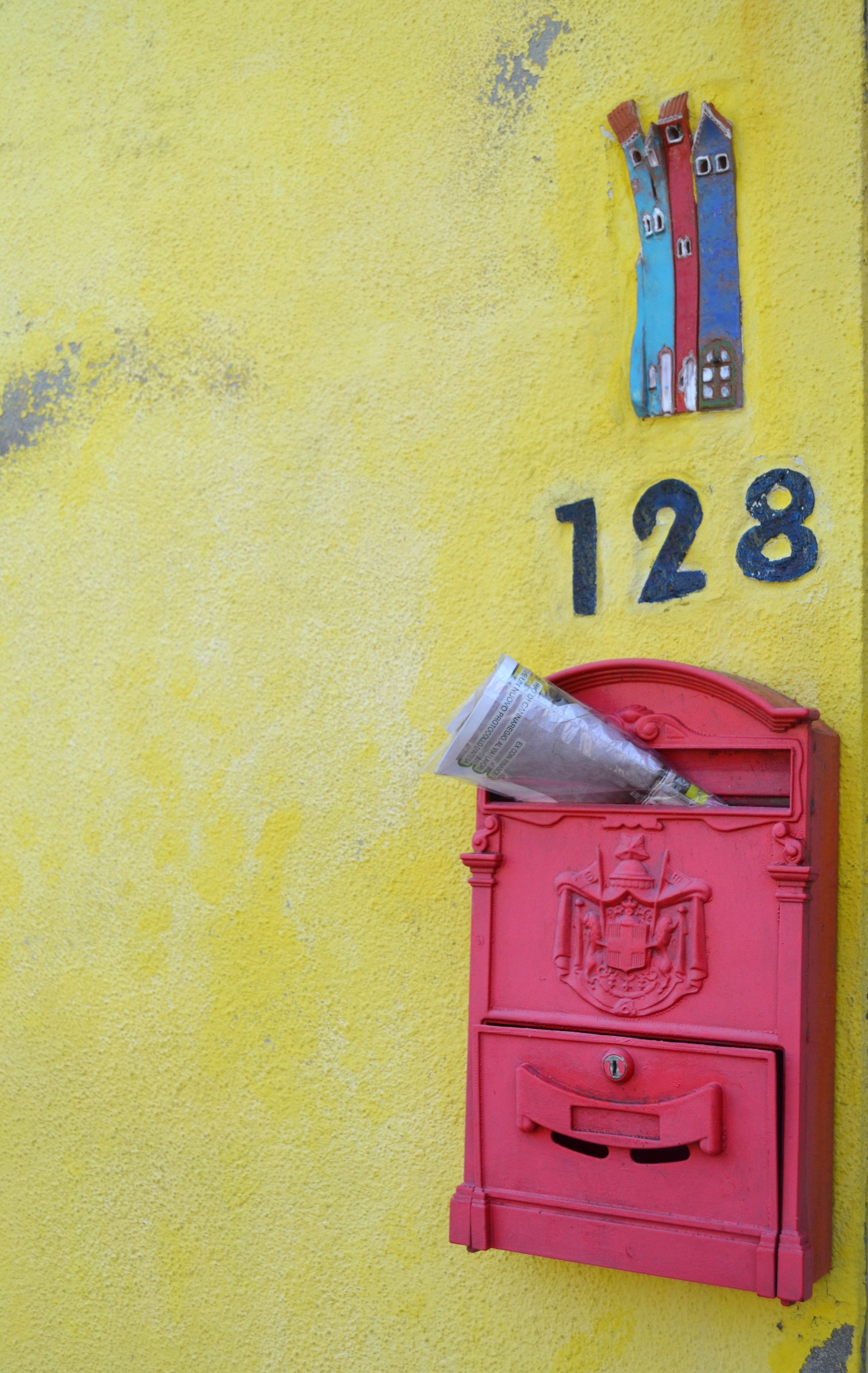 Briefkasten mit Zeitung