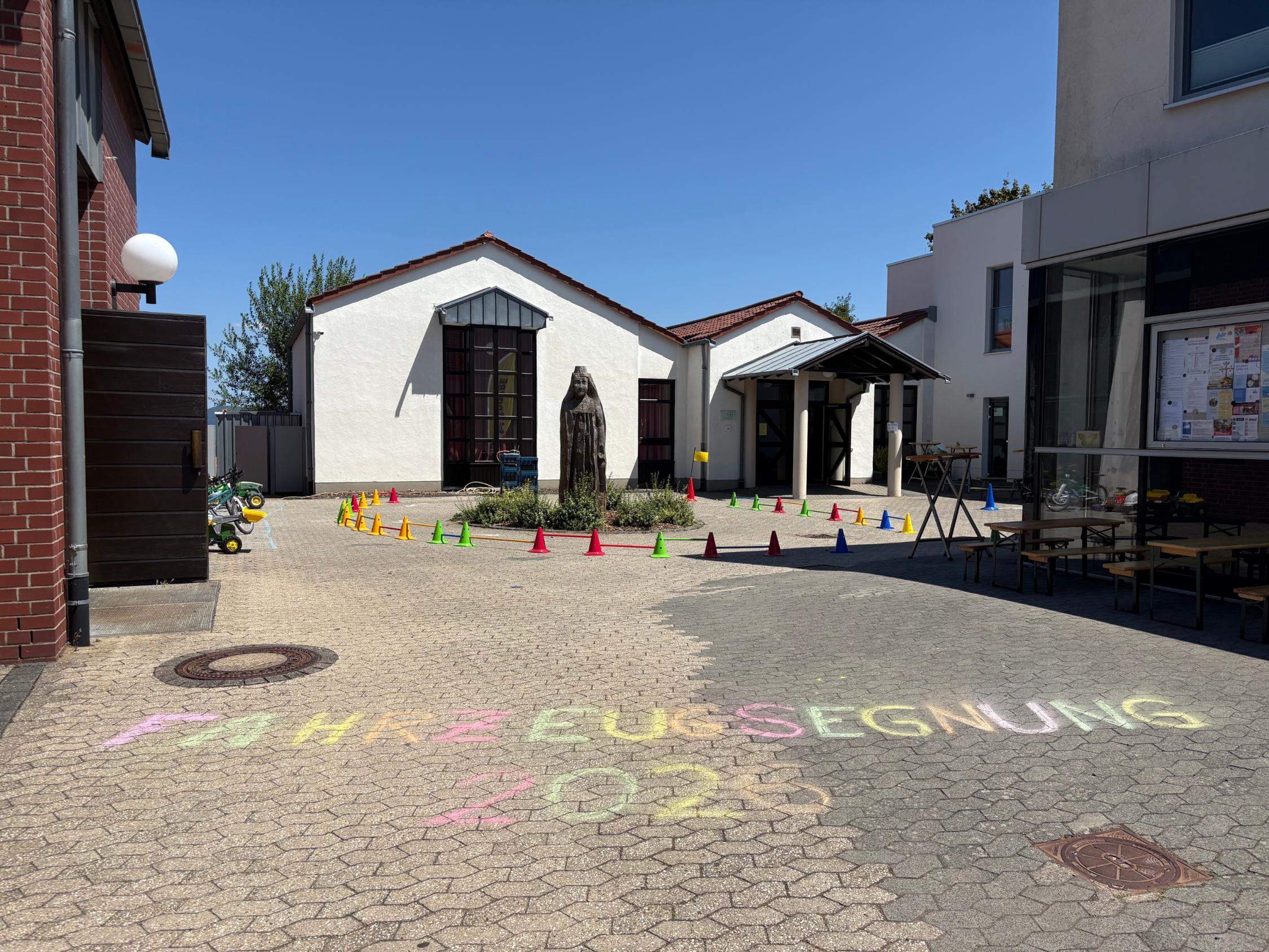 Foto Vorplatz Kirche St. Marien bei Fahrzeugsegnung